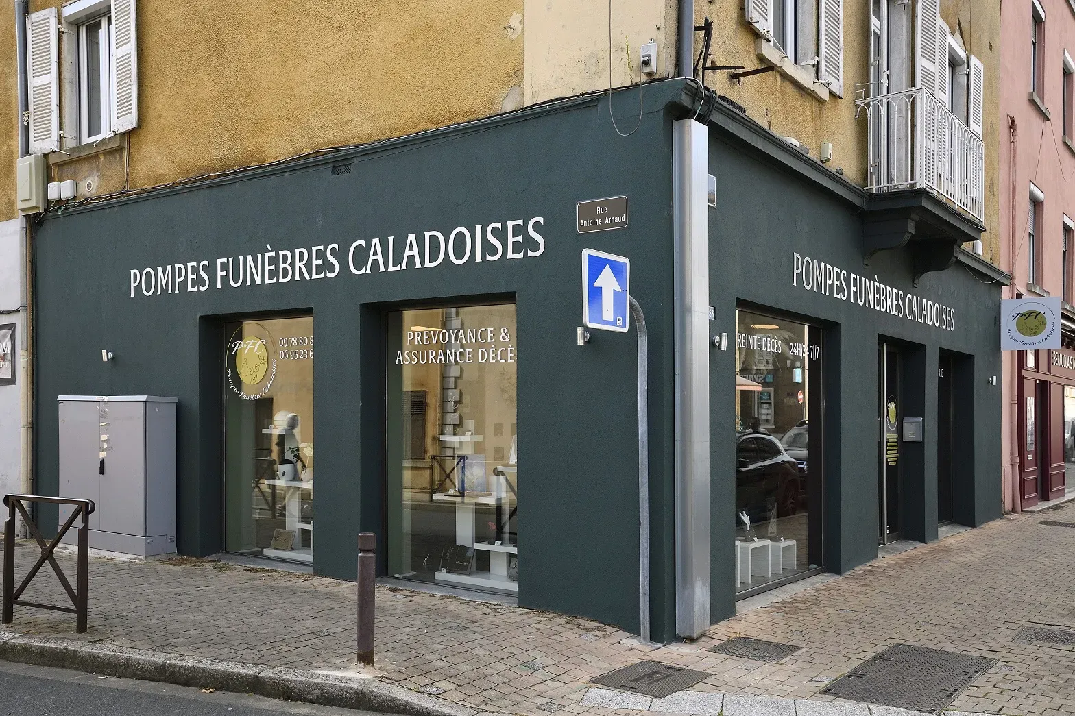 Vue d'angle de la façade de l'agence Pompes Funèbres Caladoises à Villefranche.