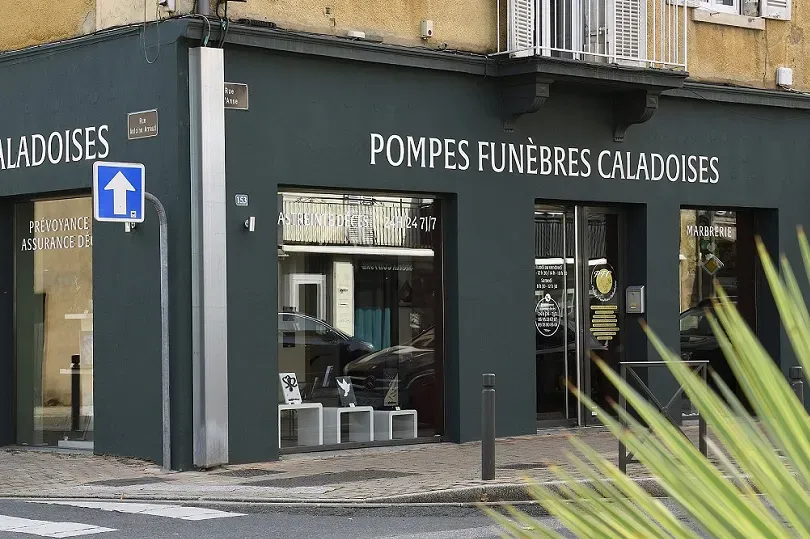 Façade de l'agence Pompes Funèbres Caladoises située à Villefranche-sur-Saône.