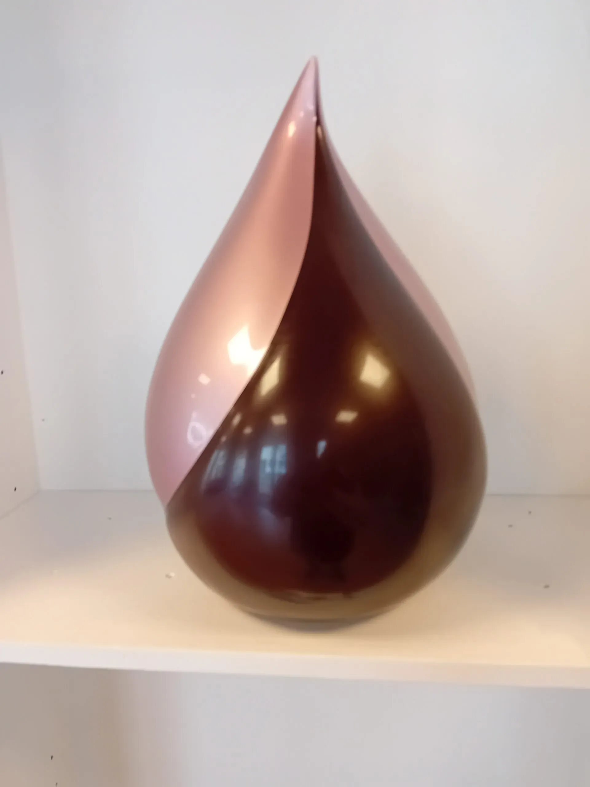 Urne cinéraire design en forme de goutte d'eau, bicolore rose pâle et marron brillant.